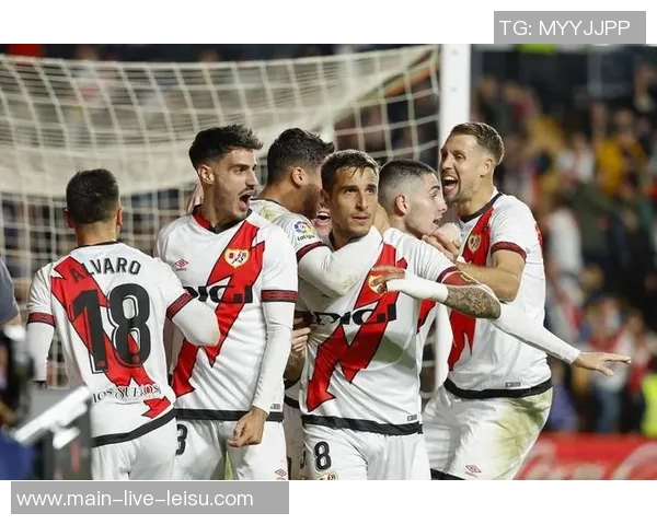 西甲球员开场静止抗议引发热议赛事转播俯瞰球场长达20秒 西甲球员开场静止抗议引发热议赛事转播俯瞰球场长达20秒