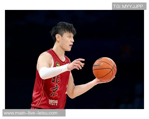 曾凡博突破遭遇压力险些失误及时回传队友化解危机 曾凡博突破遭遇压力险些失误及时回传队友化解危机