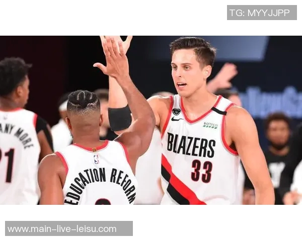 开拓者主场迎战湖人球员赛前时尚穿搭引关注小杨夹克搭配粉色小书包 开拓者主场迎战湖人球员赛前时尚穿搭引关注小杨夹克搭配粉色小书包