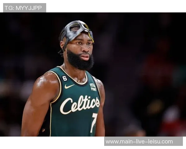 杰伦布朗赛场趣事发际线失守OG球衣遭殃引发球迷热议 杰伦布朗赛场趣事发际线失守OG球衣遭殃引发球迷热议